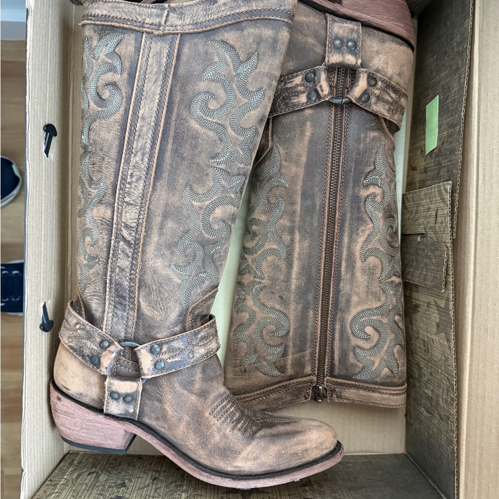 LIBERTY Black Distressed Tan Heeled Boots